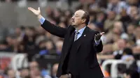 Pelatih Newcastle United, Rafael Benitez memberikan arahan kepada timnya saat melawan Liverpool pada lanjutan Premier League di St James Park, Newcastle, (1/10/2017). Liverpool bermain imbang 1-1. (Owen Humphreys/PA via AP)