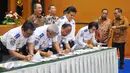 Menhub Budi Karya Sumadi dan Dirut Bank Mandiri Kartika Wirjoatmodjo menyaksikan penandatanganan perjanjian kerjasama transaksi Penerimaan Negara Bukan Pajak (PNBP) di Gedung Kementerian Perhubungan Jakarta, Senin (23/1). (Liputan6.com/Angga Yuniar)