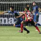 Pemain Muda Persib Bandung, Henhen Herdiana (kiri) saat melawan Persipura Jayapura pada lanjutan Liga 1 2017 di Stadion GBLA, Bandung (7/5/2017). (Bola.com/Nicklas Hanoatubun)