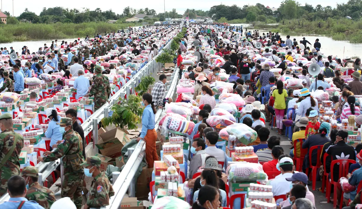 Para korban banjir menerima perlengkapan bantuan di Distrik Mongkul Borey, Provinsi Banteay Meanchey, Kamboja, pada 21 Oktober 2020. PM Samdech Techo Hun Sen pada Rabu (21/10) mengatakan banjir bandang di Kamboja telah merenggut 34 jiwa dan memaksa puluhan ribu orang dievakuasi. (Xinhua/Li Lay)