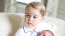 Nah ini ketika Pangeran George berpose dengan Puteri Charlotte. (REX/Shutterstock/HollywoodLife)