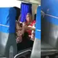 Penumpang marah-marah dengan petugas pemeriksa tiket kereta api KA 464 relasi Rangkasbitung - Merak.viral di media sosial. (Liputan6.com/ Istimewa)