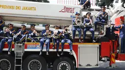 Petugas Pemadam Kebakaran mengantarkan pelepasan Gubernur DKI Jakarta Djarot Saiful Hidayat di Jalan Kebon Sirih, Jakarta, (15/10). Petugas Dinas Perhubungan juga turut mengantar pelepasan Djarot sebagai Gubernur DKI. (Liputan6.com/Immanuel Antonius)