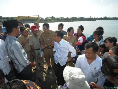 Jokowi disambangi warga yang meminta pembayaran uang pembebasan lahan di waduk Marunda, (6/8/14). (Liputan6.com/Herman Zakharia)