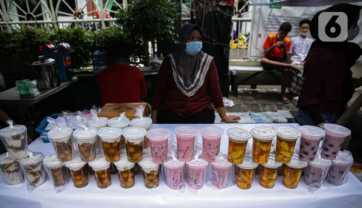 Pedagang menunggu pembeli di Pasar Takjil Benhil, Jakarta, Selasa (13/4/2021). Pasar takjil yang ada setiap bulan Ramadhan tersebut dipadati warga untuk membeli makanan berbuka puasa. (Liputan6.com/Faizal Fanani)