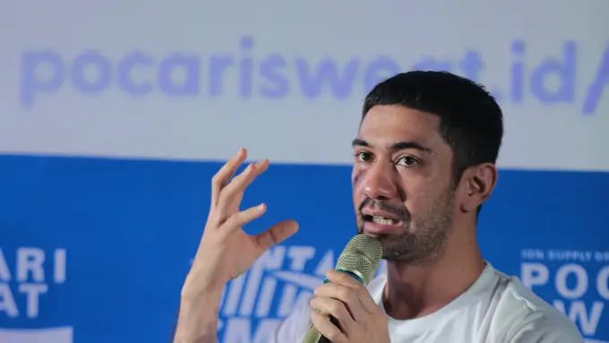 [Fimela] Reza Rahadian di konferensi pers Pocari Sweat Bintang SMA 2022