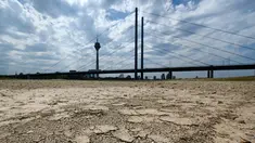 Tanah kering di dasar sungai Rhine yang mengering sebagian terlihat di Duesseldorf, Jerman barat (25/7/2022). Keringnya sungah Rhine akibat Eropa mengalami gelombang panas. (AFP/Photo/Ina Fassbender)