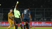 Gelandang Arema FC, Hanif Sjahbandi, melakukan tekel horor ke pemain Bhayangkara FC, T.M Ichsan, dalam pertandingan terakhir Grup E Piala Presiden 2018 di Stadion Kanjuruhan, Malang, Senin (30/1/2018). (Bola.com/Iwan Setiawan)