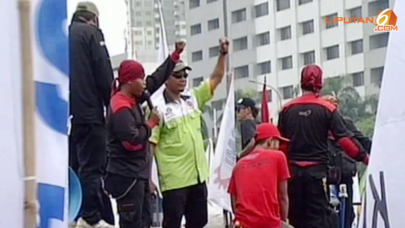 demo-buruh-upah-131021c.jpg