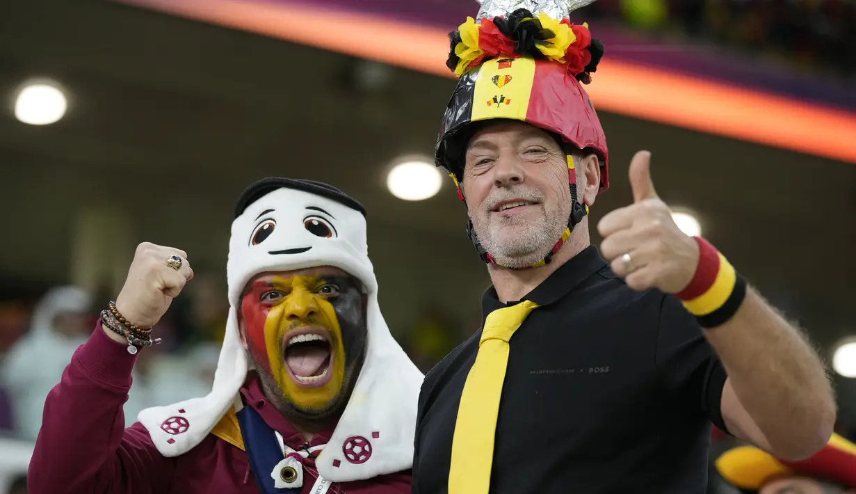 Suporter timnas Belgia bersorak sebelum  laga pembuka Grup F Piala Dunia 2022 Qatar melawan Kanada, di Stadion Ahmad Bin Ali di Doha, Kamis (24/11/2022) dini hari WIB. Timnas Belgia mengawali perjalanannya di Piala Dunia 2022 dengan hasil positif dan mampu menang 1-0 atas Kanada. (AP Photo/Darko Bandic)