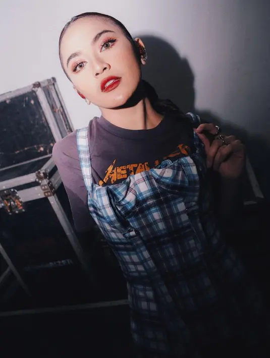 Mahalini Raharja memadukan outfit street style-nya dengan bold makeup dan pulasan lipstik merah. [Foto: Instagram/mahaliniraharja]