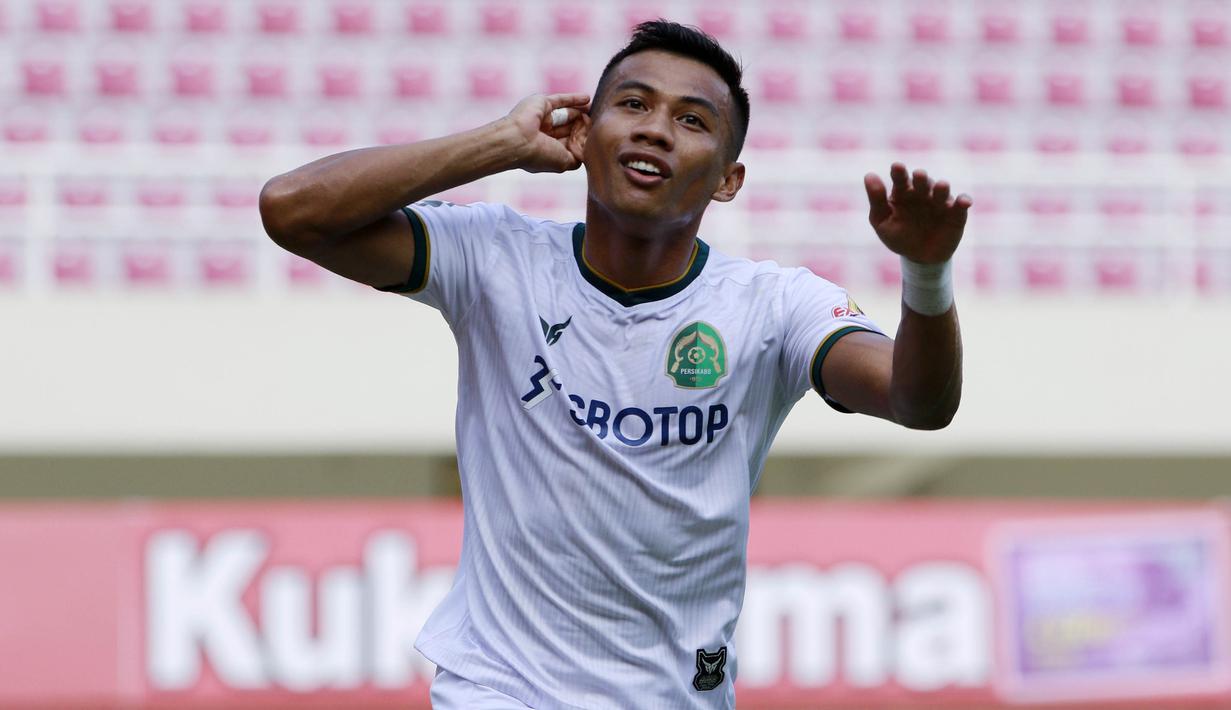 Gelandang Persikabo 1973, Ahmad Nufiandani melakukan selebrasi usai mencetak gol ke gawang Arema FC dalam laga pembuka Piala Menpora 2021 di Stadion Manahan, Solo, Minggu (21/3/2021). Persikabo 1973 sementara unggul 1-0 di babak pertama. (Bola.com/M Iqbal Ichsan)