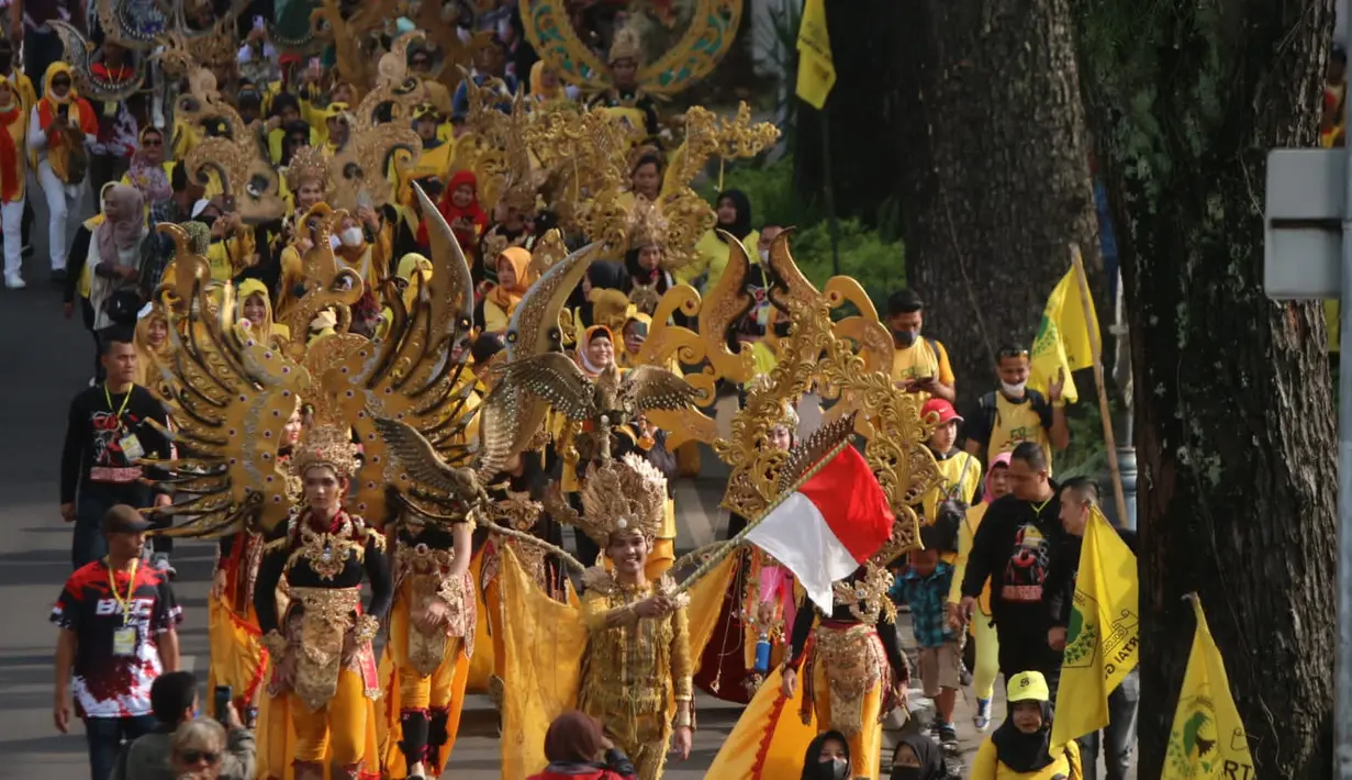Warga mengikuti jalan sehat di Area Lapangan Gasibu Jl. Diponegoro Bandung, Minggu (16/10/2022). Sedikitnya 138 ribu warga di berbagai kota dan Kabupaten di Jawa Barat, Minggu (16/10/2022) mengikuti Jalan Santai dalam rangka HUT Partai Gokar ke-58. (Foto:Dok Golkar)