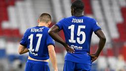 Pemain Chelsea, Kurt Zouma dan Mateo Kovacic tampak lesu usai ditaklukkan Bayern Munchen pada laga Liga Champions di Allianz Arena, Sabtu (8/8/2020). Bayern Munchen menang 4-1 atas Chelsea. (AFP/Tobias Schwarz)