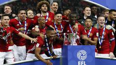 Para pemain Manchester United merayakan keberhasilan meraih gelar Piala Liga usai menaklukkan Southampton di Stadion Wembley, Inggris, Minggu (26/2/2017). MU menang 3-2 atas Southampton. (AFP/Ian Kington)