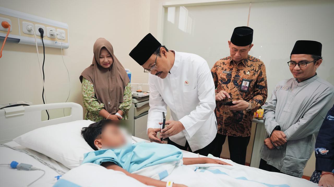 Mensos Gus Ipul mengunjungi Syehlendra Haical Aditya, santri korban runtuhnya bangunan Pondok Pesantren Al-Khoziny Buduran, di RSUD R.T Notopuro, Sidoarjo