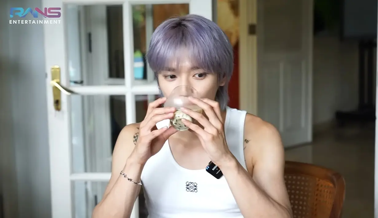 Pertama, Nagita Slavina menyediakan Taeyong es cendol. Pelantun lagu "Dark Cloud" ini mengaku sangat menyukainya. "Aku pernah nyobain cendol, tapi yang ini lebih enak," kata dia. (Foto: YouTube/ Rans Entertainment)