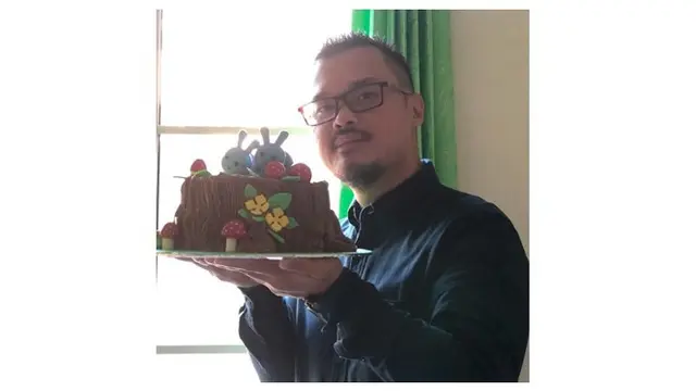 Selebgram yang merupakan mantan Young Lex itu mengungkap bahwa Dedy Susanto tidak memiliki lisensi praktik sebagai psikolog.