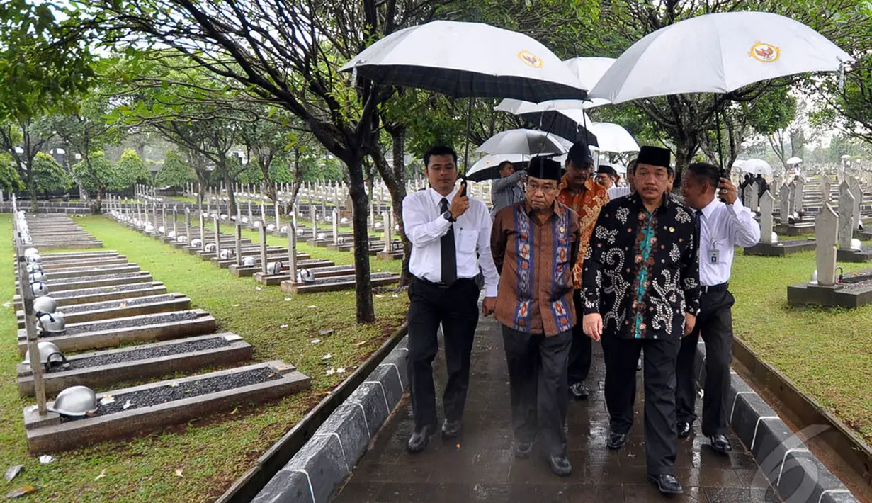 Ketua BPK, Harry Azhar Azis (tengah) seusai melakukan tabur bunga di TMP Kalibata, Jakarta, Selasa (13/1/2015). (Liputan6.com/Miftahul Hayat)