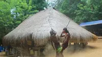 Ritual perang melawan roh jahat dilaksanakan oleh para tabib yang disebut Molan oleh warga setempat. (dok. istimewa)