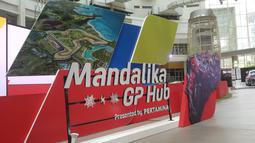 Mandalika GP Hub yang disokong Pertamina resmi dibuka di Oval Atrium Epicentrum Jakarta, Minggu (27/2/2022). (Bola.com/Darojatun)