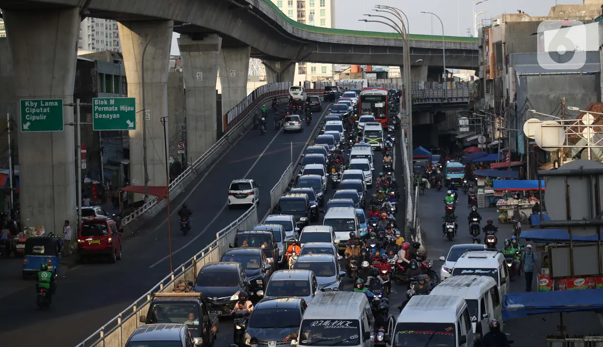 Pengendara terjebak kepadatan arus lalu lintas di Jalan Ciledug Raya, Jakarta, Jumat (15/5/2020). Dinas Tenaga Kerja, Transmigrasi dan Energi DKI Jakarta mencatat ada 1.100 perusahaan atau kantor di Jakarta melanggar aturan Pembatasan Sosial Berskala Besar (PSBB). (Liputan6.com/Helmi Fithriansyah)