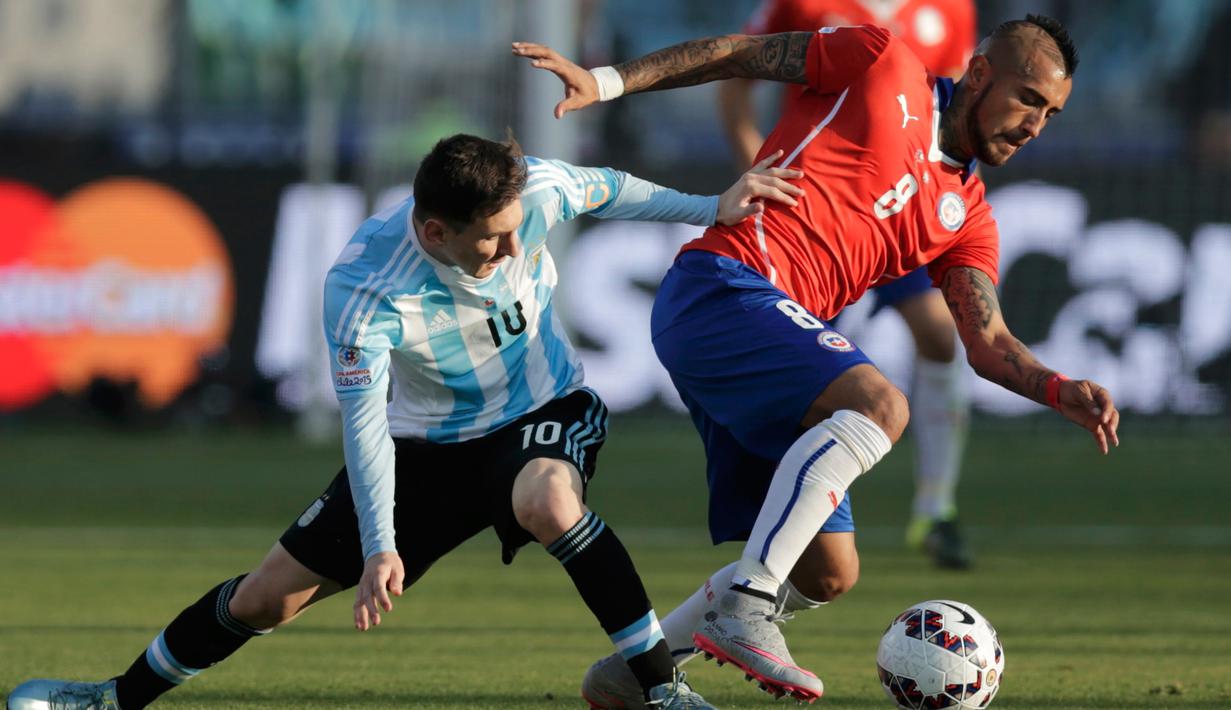 Gelandang Chili, Arturo Vidal (kanan) berusaha mengontrol bola dari kejaran Lionel Messi di final Copa America 2015 di Stadion Nasional, Santiago, Chili, (4/7/2015). Chili menang lewat adu penalti atas Argentina dengan skor 4-1. (REUTERS/Marcos Brindicci)