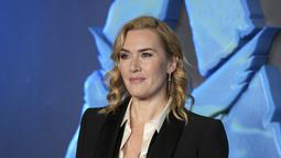 Kate Winslet berpose saat pemotretan untuk film 'Avatar: The Way of Water' di London, Minggu, 4 Desember 2022. Kate yang berusia 4 7 tahun tampak chic  dalam balutan kemeja sutra kerah terbuka berwarna putih yang ditambahi dasi hitam longgar. (Photo by Scott Garfitt/Invision/AP)