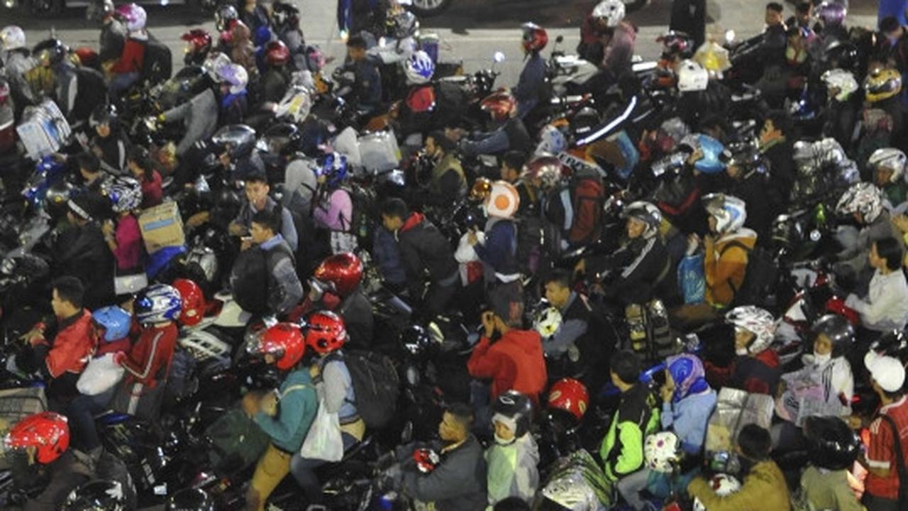 Tengah malam, ratusan pemudik motor padati Pelabuhan Merak