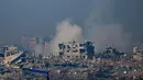 Foto yang diambil dari Israel Selatan dekat perbatasan dengan Jalur Gaza menunjukkan asap yang membubung dari gedung-gedung yang masih membara setelah dihantam serangan Israel dalam pertempuran antara Israel dan militan Hamas, pada 1 Desember 2023. (John MACDOUGALL/AFP)