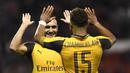 Pemain Arsenal,  Alex Oxlade-Chamberlain merayakan gol bersama rekannya Lucas Perez saat melawan Nottingham Forest pada putaran ketiga Piala Liga Inggris di Stadion The City Ground, Rabu (21/9/2016) dini hari WIB. (Action Images via Reuters/Tony O'Brien)