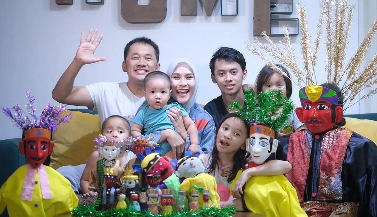Selain anak Andien dan Irfan Wahyudi, anak pasangan Hanung Bramantyo dan Zaskia Adya Mecca juga sangat suka dengan ondel-ondel. Bahkan menurut Zaskia beberapa tahun lalu, Bhai Kaba Bramantyo tak mengenal tokoh Marvel. [Instagram/zaskiadyamecca]