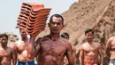 Berjalan tegap mengangkat hasil sebuah pekerjaan layaknya binaraga profesional, tak perduli menang atau kalah yang penting dapat ikut melestarikan budaya Jatiwangi. (Liputan6.com/Gempur M Surya)