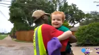 Seorang bocah lelaki berusia 2 tahun mengucapkan selamat berpisah kepada sahabatnya. 