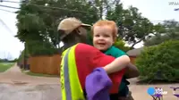 Seorang bocah lelaki berusia 2 tahun mengucapkan selamat berpisah kepada sahabatnya. 