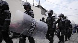 Polisi tiba di Pusat Penahanan Sementara Nomor 1 di mana terjadi kerusuhan di Quito, Ekuador (25/10/2021). Pihak berwenang melaporkan beberapa narapidana terluka. (AP Photo/Dolores Ochoa)