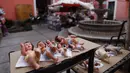 Patung-patung Bayi Yesus yang telah diperbaiki dan dicat ulang menunggu sentuhan akhir pada mata mereka saat pengeringan di Hospitalito de Ninos Dios Gaby atau Rumah Sakit Bayi Yesus Kecil Gaby dalam bahasa Spanyol, Mexico City, 27 Januari 2021. (AP Photo/Rebecca Blackwell)