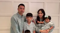 Gaya lebaran keluarga artis, Raffi Ahmad dan Nagita Slavina. (Dok: @raffinagita1717 https://www.instagram.com/reel/DH2DaIyzlCB/?igsh=MTdtbDFxcnExbjI4eg==)