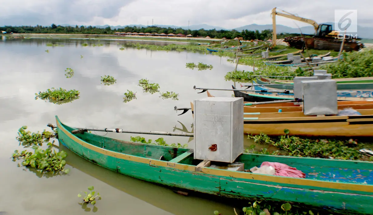Kotak suara aluminium digunakan untuk menutupi mesin perahu nelayan di Danau Limboto, Gorontalo, Sabtu (26/1). Kotak suara aluminium ini juga dipakai oleh para nelayan agar mesin perahu mereka tidak dicuri. (Liputan6.com/Arfandi Ibrahim)