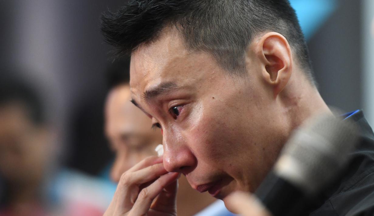 Lee Chong Wei tak kuasa menahan air mata saat mengumumkan pensiun dari bulutangkis karena problem penyakit kanker yang dideritanya. (AFP/Mohd Rasfan)