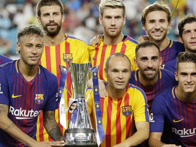 Para pemain Barcelona berpose dengan memegang trofi juara ICC 2017 setelah berhasil mengalahkan Real Madrid di Stadion Hard Rock, Miami, AS (29/7/2017). Barcelona menang 3-2 atas Real Madrid. ((AP/Lynne Sladky)