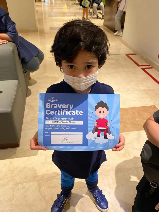 6 Momen Rafathar Jalani Sunat, Langsung Pakai Celana