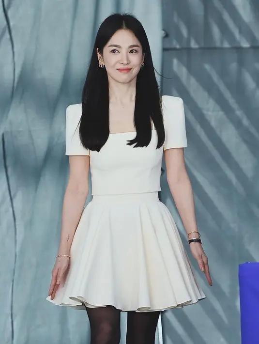 Cantiknya Song Hye Kyo bak gadis dengan rambut hitam panjang yang lurus dan dibiarkan tergerai. [Foto: Instagram/kyo1122]