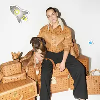 Kampanye tahun ini menyoroti pilihan hadiah yang mencakup koleksi dari koleksi AW24 dan SS25.