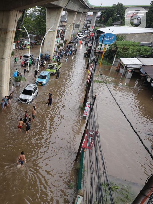Banjir menyebabkan arus lalu lintas tersendat. (Liputan6.com/Angga Yuniar)