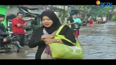Banjir yang disebabkan meluapnya Sungai Citarum juga mengakibatkan aktivitas warga terganggu karena ketinggian banjir mencapai 2 meter.