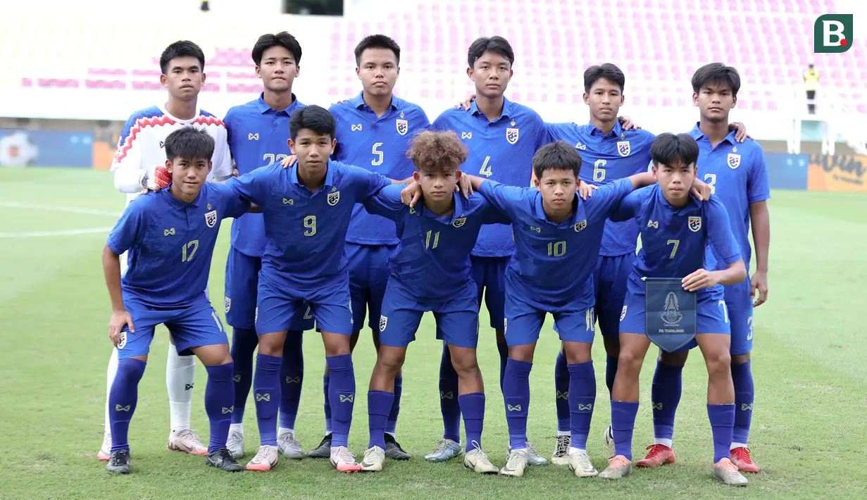 <p>Para pemain starting XI Timnas Thailand U-16 berfoto bersama jelang menghadapi Timnas Vetnam U-16 pada laga semifinal Piala AFF U-16 2024 di Stadion Manahan, Solo, Senin (1/7/2024). (Bola.com/Abdul Aziz)</p>