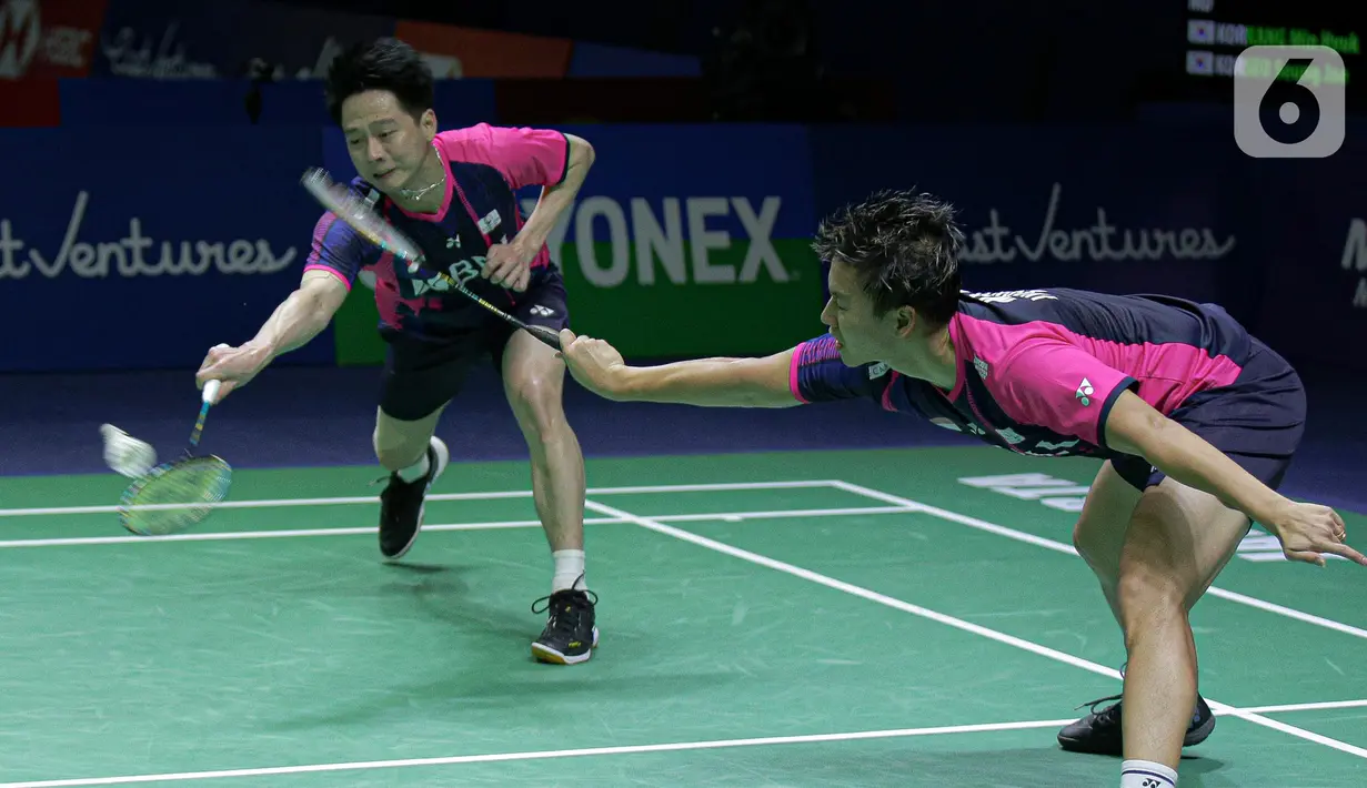 Ganda putra Indonesia Kevin Sanjaya  (kiri) dan Marcus Gideon mengembalikan kok ke pasangan Korea Selatan Kang Min-hyuk/Seo Seung-jae pada babak 16 besar Indonesia Open 2022 di Istora Senayan, Jakarta Pusat, Kamis (16/6/2022). Kevin/Marcus terhenti di babak 16 besar setelah kalah 14-21, 12-21. (Liputan6.com/Faizal Fanani)