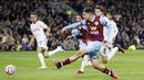 Pemain Burnley, Zeki Amdouni, melepaskan tendangan saat melawan Manchester United pada laga Liga Inggris di Stadion Turf Moor, Minggu (24/9/2023). MU menang dengan skor 1-0. (Richard Sellers/PA via AP)