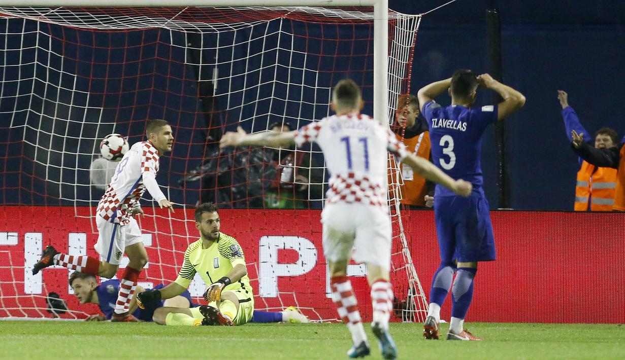 Gelandang Kroasia, Andrej Kramaric, melakukan selebrasi usai mencetak gol ke gawang Yunani pada laga leg pertama playoff Piala Dunia 2018 di Stadion Maksimir, Kamis (9/11/2017). Kroasia menang 4-1 atas Yunani. (AP/Darko Bandic)